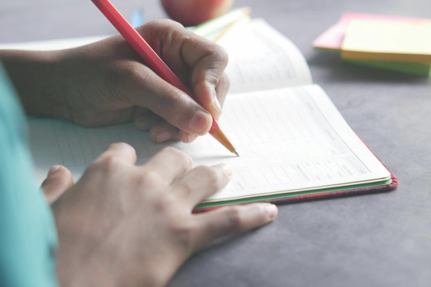 Collaboration entre professionnels de la finance lors d'une session de planification stratégique