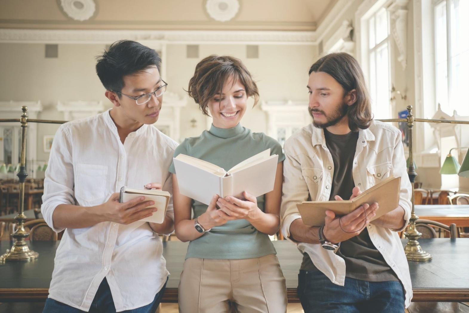 Équipe collaborative travaillant sur le développement de programmes éducatifs financiers
