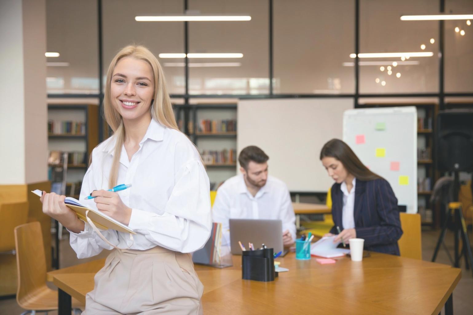 Espace de travail moderne avec documents financiers et tablette numérique