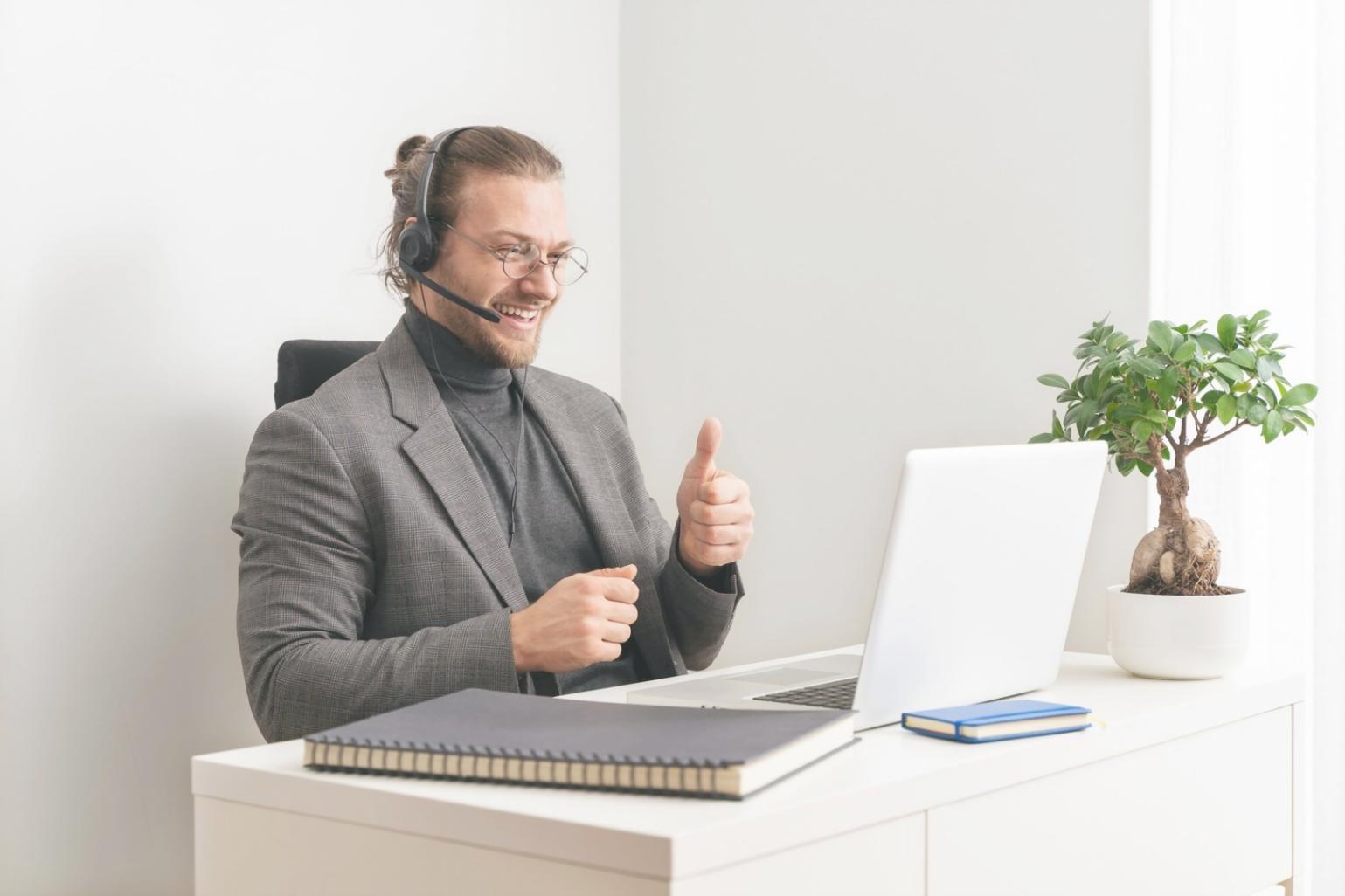 Session de formation en groupe avec participants engagés