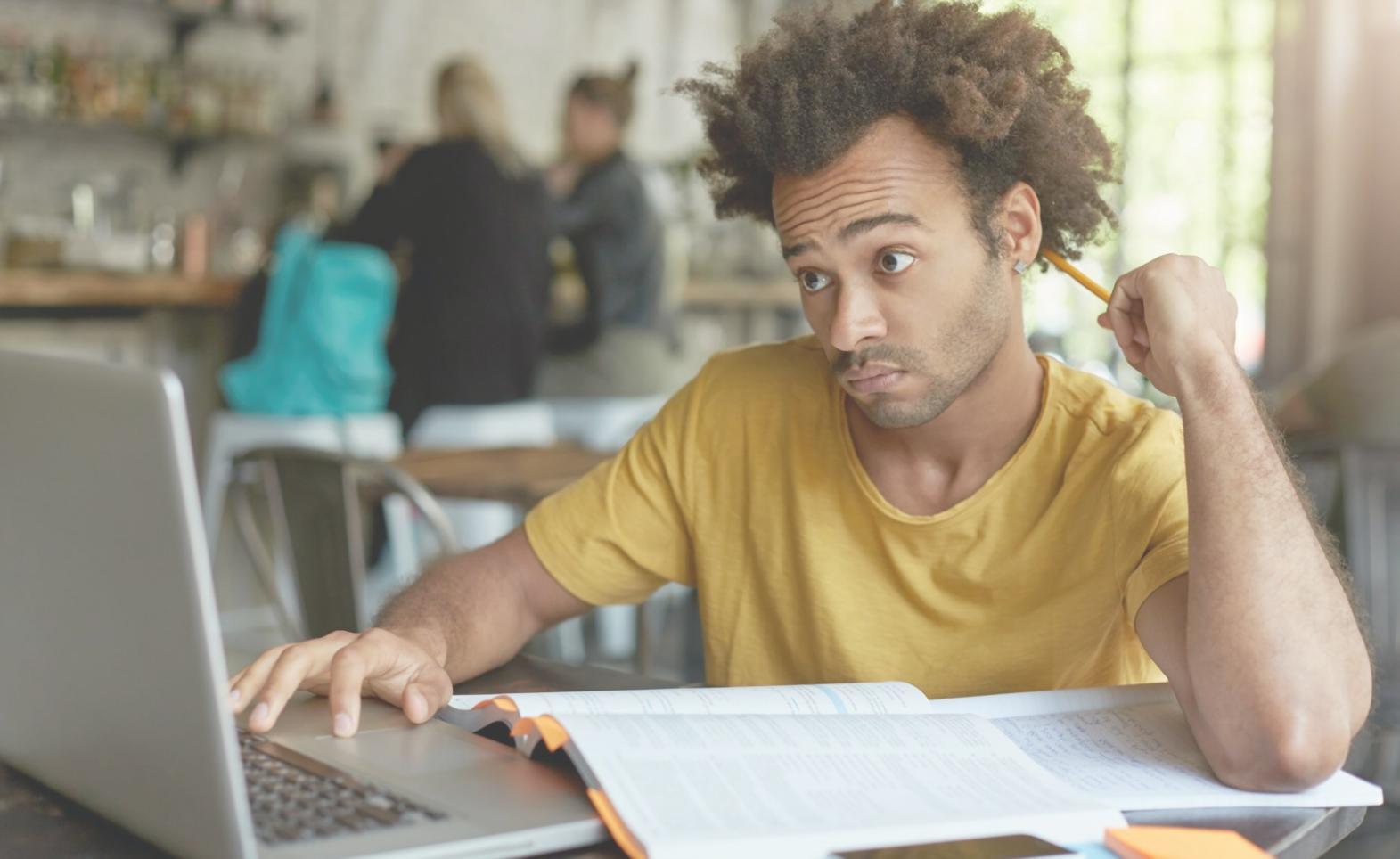 Analyse de données financières sur écran d'ordinateur